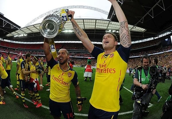 Arsenal FC: The Unforgettable FA Cup Victory Celebration - Walcott and Giroud