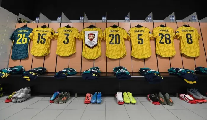Framed Print : Arsenal FC: United in the Huddle - Preparing for Battle against Vitoria Guimaraes in the Europa League