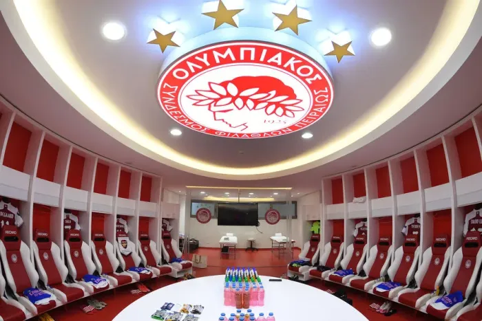 Framed Print : Arsenal FC: United in Pre-Match Focus - Arsenal Squad Gathers Before Battle Against SL Benfica (UEFA Europa League, 2021)