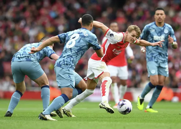 Framed Print : Arsenal FC v Aston Villa - Premier League Framed Print : Arsenal FC v Aston Villa - Premier League