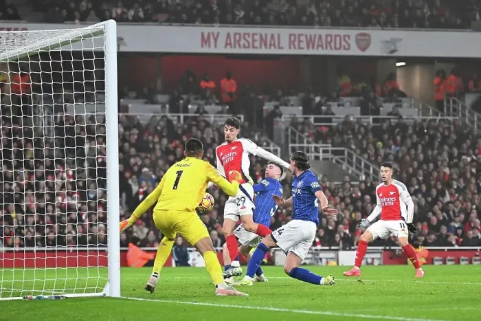 Framed Print : Arsenal FC v Ipswich Town FC - Premier League