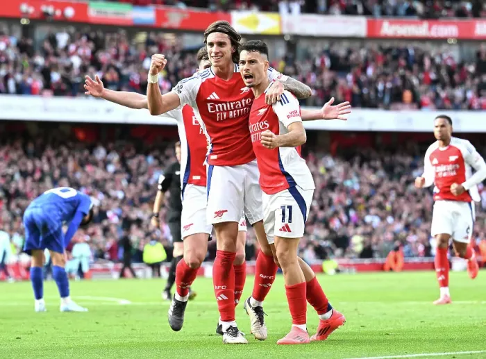 Framed Print : Arsenal FC v Leicester City FC - Premier League Framed Print : Arsenal FC v Leicester City FC - Premier League