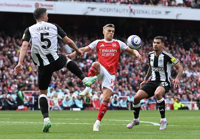 Framed Print : Arsenal FC v Newcastle United FC - Premier League