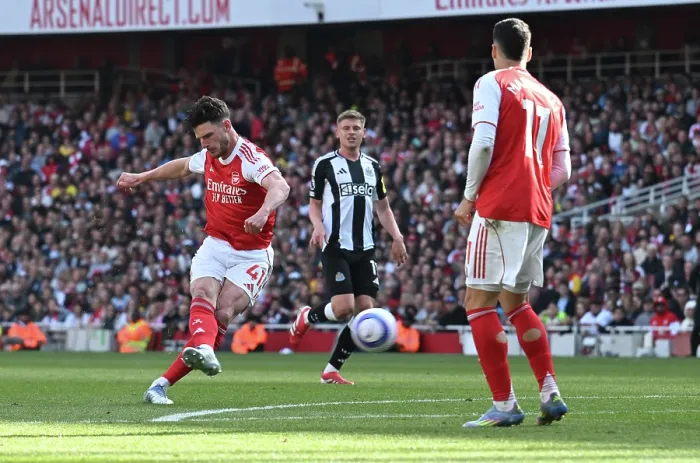 Framed Print : Arsenal FC v Newcastle United FC - Premier League