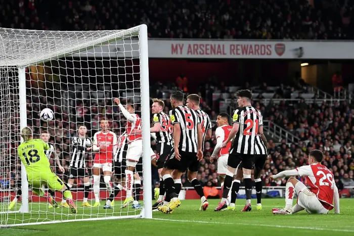 Framed Print : Arsenal FC v Newcastle United - Premier League