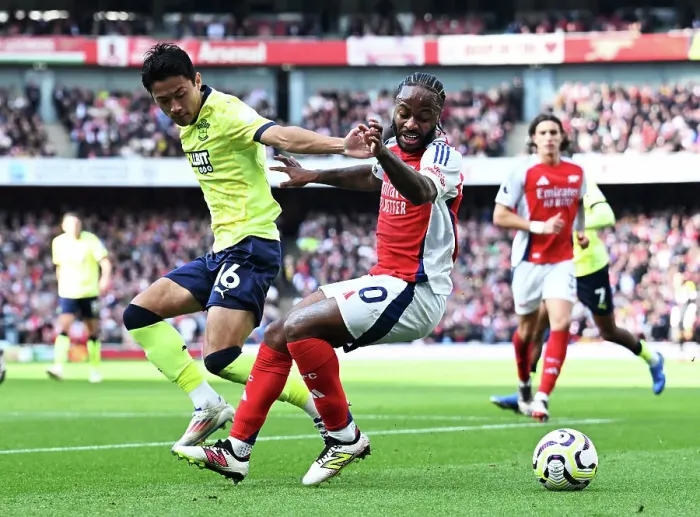 Framed Print : Arsenal FC v Southampton FC - Premier League Framed Print : Arsenal FC v Southampton FC - Premier League
