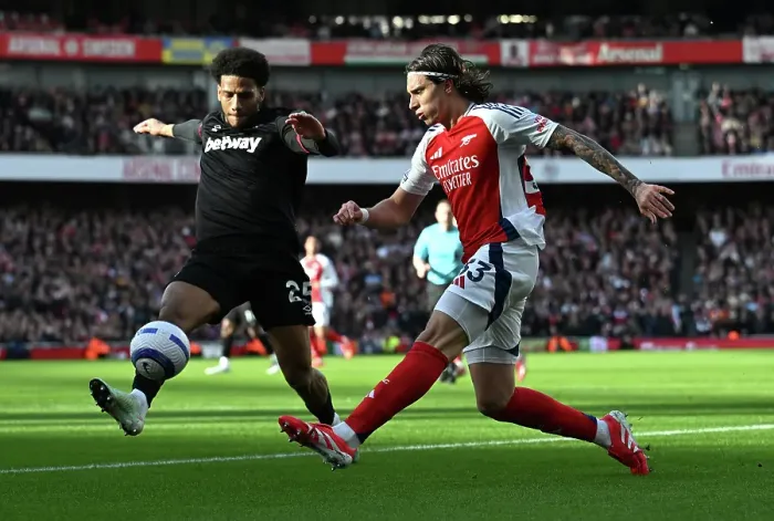 Framed Print : Arsenal FC v West Ham United FC - Premier League