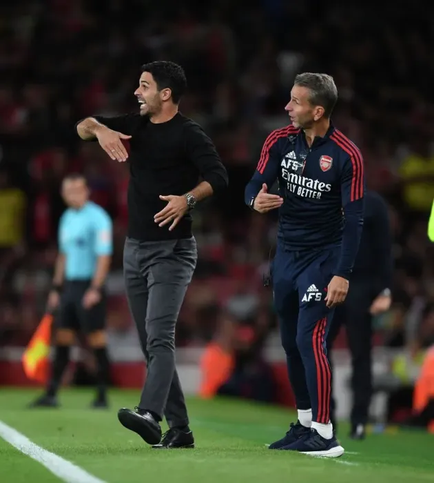 Framed Print : Arsenal FC vs Aston Villa: Mikel Arteta and Albert Stuivenburg Lead the Team at Emirates Stadium (2022-23)