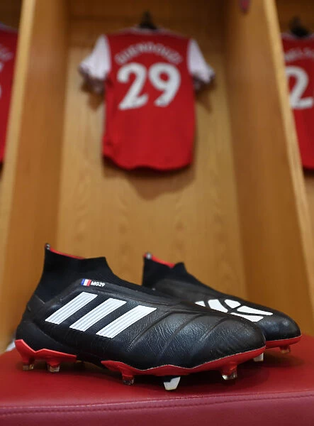 Arsenal FC vs Brighton & Hove Albion: A Glimpse into Arsenal's Changing Room Before the Match (Guendouzi's Boots)