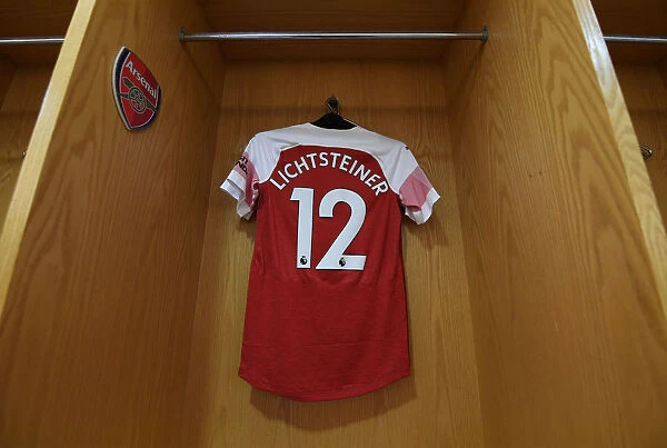 Arsenal FC vs Leicester City: Lichtsteiner's Changing Room Moment (Premier League, 2018)