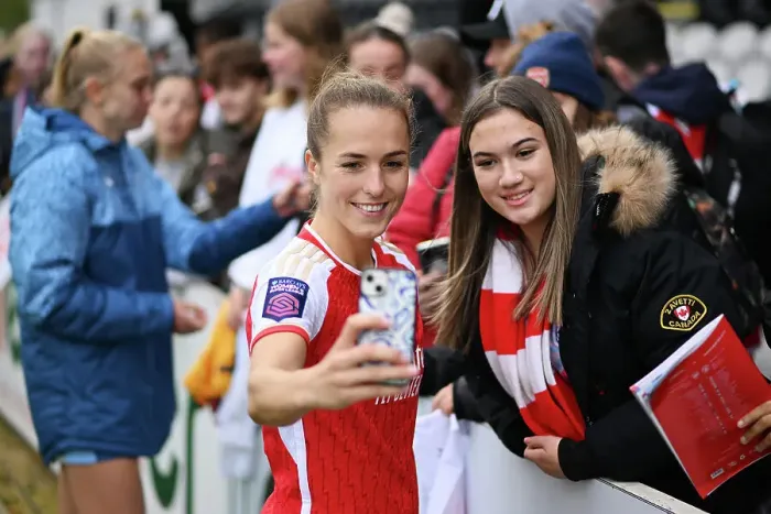 Framed Print : Arsenal FC vs Manchester City: Lia Waelti Greets Fans After Barclays Women's Super League Match (2023-24)