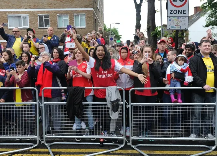 Framed Print : Arsenal FC's Triumphant FA Cup Parade: A Sea of Ecstatic Fans (2014-15)