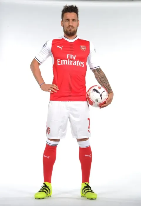 Framed Print : Arsenal First Team 2016-17: Mathieu Debuchy at Team Photoshoot Framed Print : Arsenal First Team 2016-17: Mathieu Debuchy at Team Photoshoot