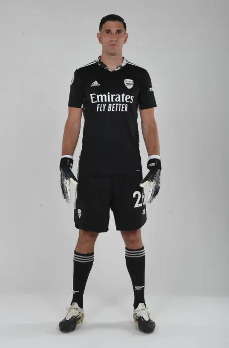 Framed Print : Arsenal First Team 2020-21: Emiliano Martinez in Training
