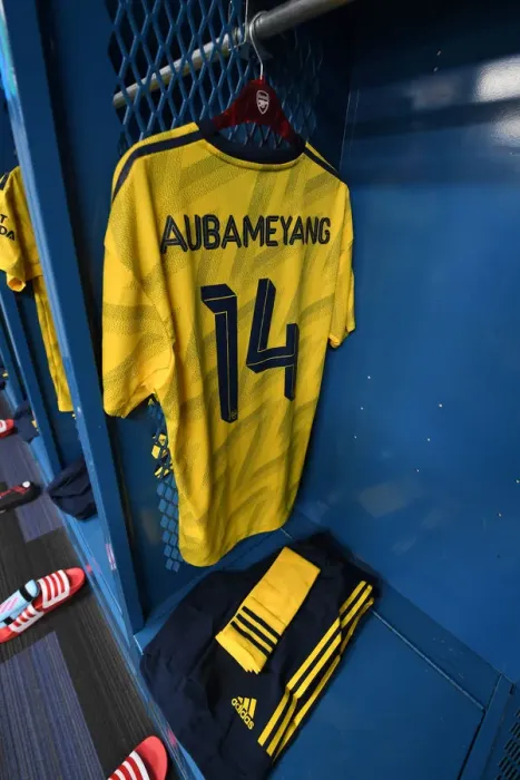 Framed Print : Arsenal Football Club: Pierre-Emerick Aubameyang Gears Up for Arsenal v Bayern Munich in the International Champions Cup, Los Angeles, 2019 Framed Print : Arsenal Football Club: Pierre-Emerick Aubameyang Gears Up for Arsenal v Bayern Munich in the International Champions Cup, Los Angeles, 2019