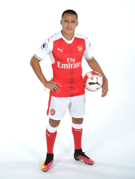 Framed Print : Arsenal Football Club 2016-17: Alexis Sanchez at Team Photoshoot Framed Print : Arsenal Football Club 2016-17: Alexis Sanchez at Team Photoshoot