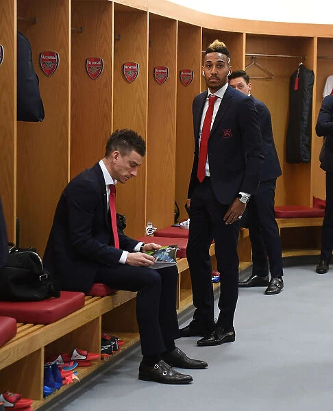 Arsenal Football Club: Koscielny and Aubameyang - Pre-Match Bonding in the Changing Room (2018)