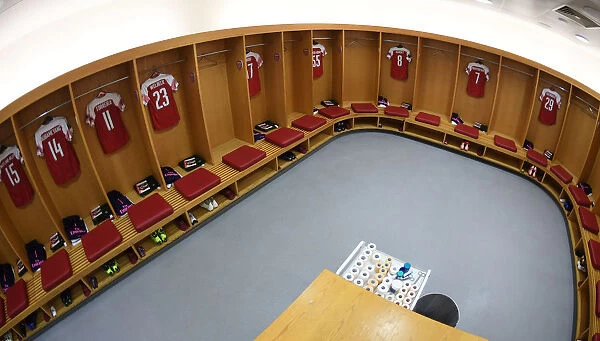 Arsenal Football Club: Pre-Match Huddle in the Changing Room (Arsenal v Sporting CP, UEFA Europa League)