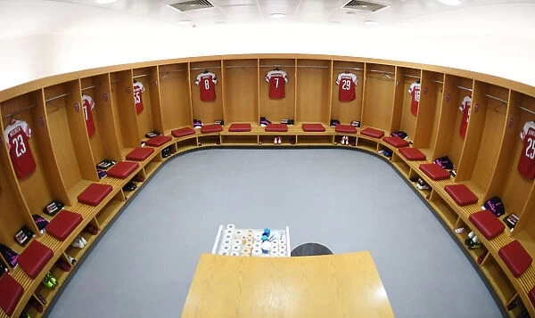 Arsenal Football Club: Unity in the Changing Room Before Europa League Match vs. Sporting CP (2018)