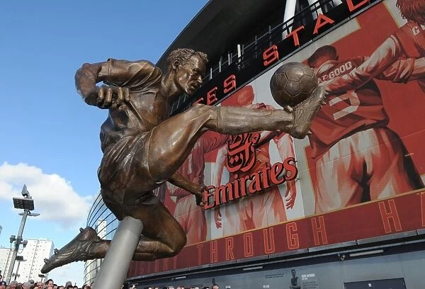 Arsenal Football Club Unveils Dennis Bergkamp Statue at Emirates Stadium