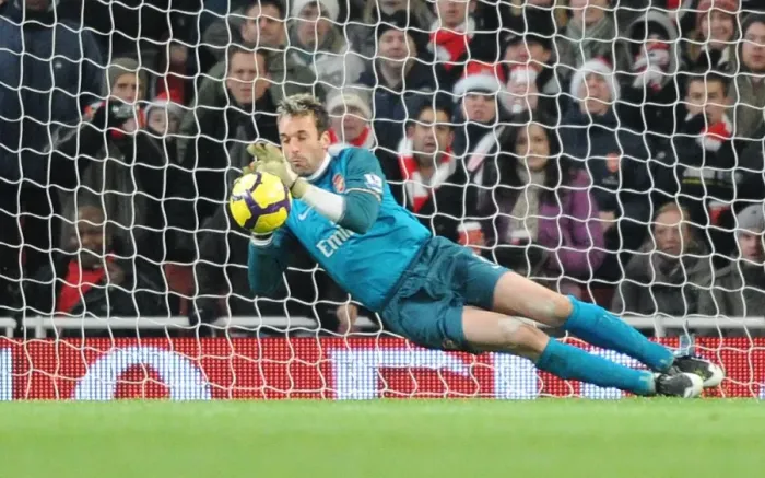 Framed Print : Arsenal goalkeeper Manuel Almunia saves the Hull penalty taken by Geovanni
