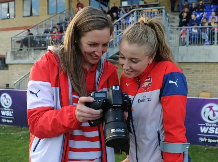 Framed Print : Arsenal Goalkeeper Siobhan Chamberlain Shows Photos to Leah Williamson Before Chelsea vs Arsenal WSL Match