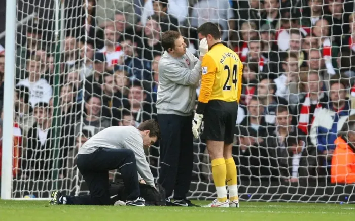Framed Print : Arsenal goalkeeper Vito Mannone it treated by physio Colin Lewin Framed Print : Arsenal goalkeeper Vito Mannone it treated by physio Colin Lewin