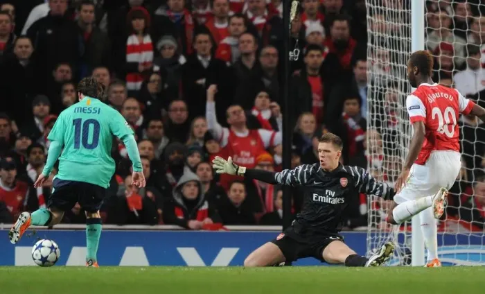 Framed Print : Arsenal goalkeeper Wojciech Szczesny closes down Barcelona forward Lionel Messi Framed Print : Arsenal goalkeeper Wojciech Szczesny closes down Barcelona forward Lionel Messi