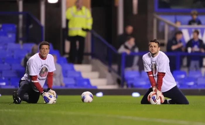 Framed Print : Arsenal Goalkeepers Szczesny and Fabianski Before Everton Clash (2011-12)