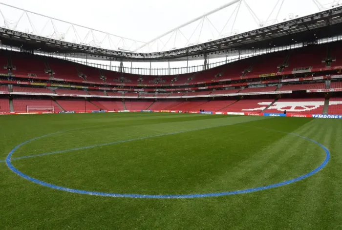 Framed Print : Arsenal Grounds Team Readies Blue Pitch for Manchester City Match (2017-18) Framed Print : Arsenal Grounds Team Readies Blue Pitch for Manchester City Match (2017-18)