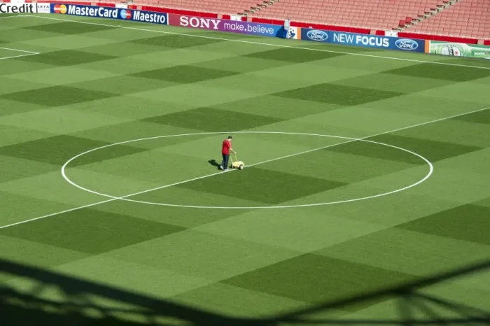 Framed Print : Arsenal Groundsman Paul Ashcroft makes out the pitch before the match. Arsenal 2: 1 Olympiacos