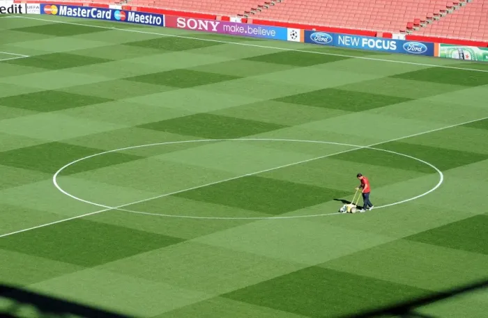 Framed Print : Arsenal Groundsman Paul Ashcroft marks out the pitch before the match. Arsenal 2: 1 Olympiacos