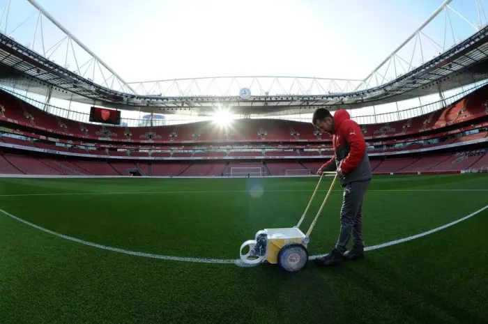 Framed Print : Arsenal Groundsman Prepares Emirates Stadium Pitch for Arsenal vs West Bromwich Albion (2016-17) Framed Print : Arsenal Groundsman Prepares Emirates Stadium Pitch for Arsenal vs West Bromwich Albion (2016-17)