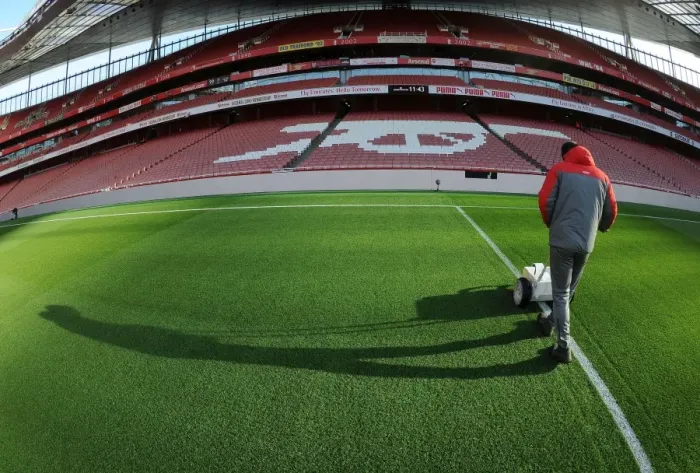 Framed Print : Arsenal Groundsman Prepares Emirates Stadium Pitch for Arsenal vs West Bromwich Albion (2016-17) Framed Print : Arsenal Groundsman Prepares Emirates Stadium Pitch for Arsenal vs West Bromwich Albion (2016-17)
