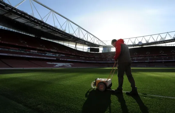 Framed Print : Arsenal Groundsman Prepares Emirates Stadium Pitch for Arsenal vs West Bromwich Albion (2016-17) Framed Print : Arsenal Groundsman Prepares Emirates Stadium Pitch for Arsenal vs West Bromwich Albion (2016-17)