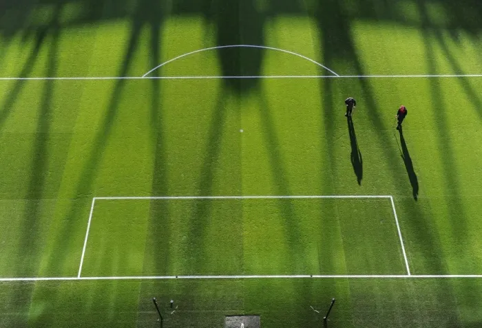 Framed Print : Arsenal: Groundsmen Prepare for Arsenal v Everton (2013-14)