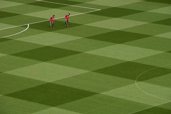 Arsenal Groundsmen Prepare Emirates Stadium Pitch for Arsenal v Leicester City (2017-18)