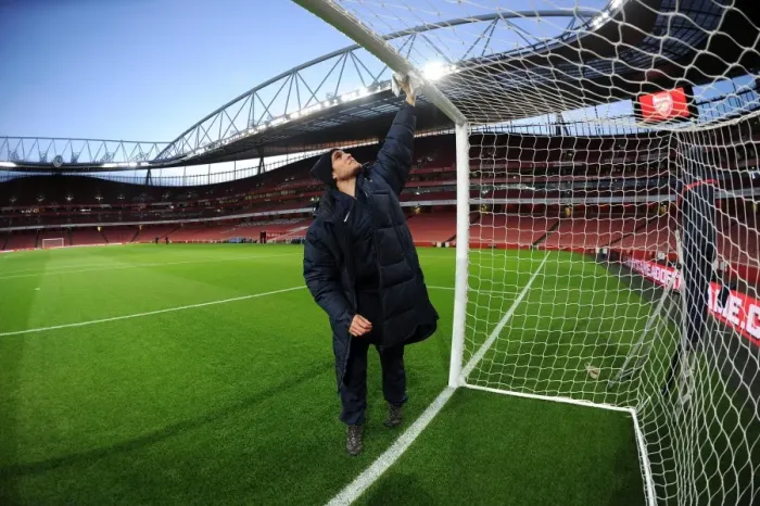 Framed Print : Arsenal Groundsmen Prepare for Kick-off: Arsenal vs Hull City, Premier League (2013-14)