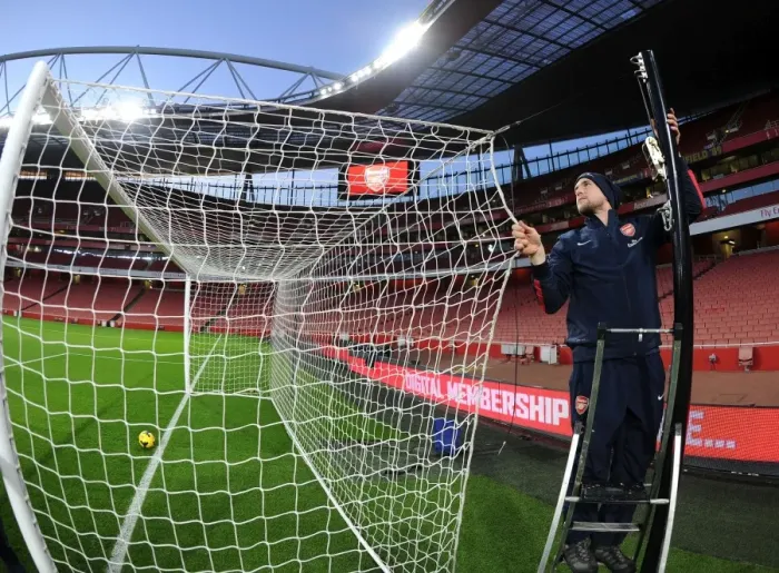 Framed Print : Arsenal Groundsmen: Readying the Emirates Turf for Kick-off (Arsenal vs Hull City, 2013-14)