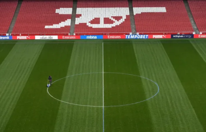 Framed Print : Arsenal Groundstaff Prepare Blue Turf for Arsenal vs. Manchester City (2017-18)