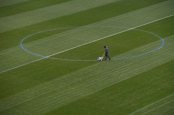 Arsenal Groundstaff Prepare Pitch for Manchester City Clash (2017-18)