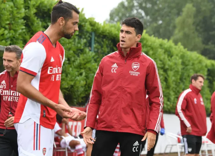 Framed Print : Arsenal Half-Time: Carlo Cuesta Strategizes with Pablo Mari
