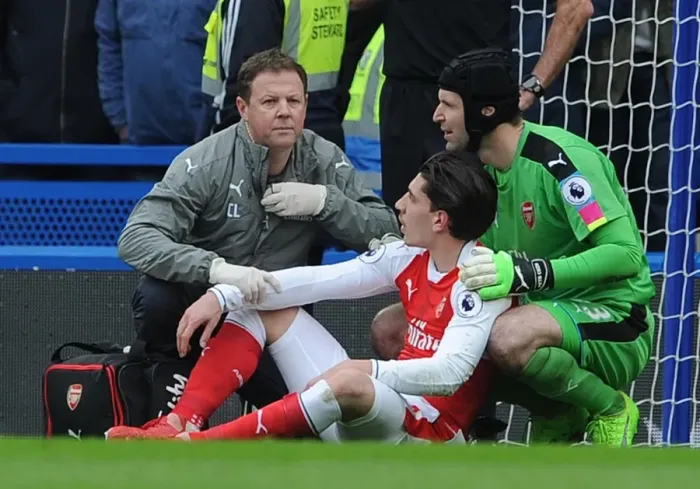 Framed Print : Arsenal: Hector Bellerin Receives Treatment from Petr Cech and Colin Lewin during Chelsea Match