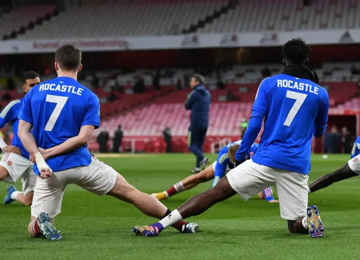 Framed Print : Arsenal Honors David Rocastle: Players Wear Iconic Kits During Warm-Up vs Liverpool (2020-21)