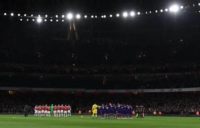 Framed Print : Arsenal Honors Leicester City: Minutes of Silence during Arsenal vs. Liverpool (2018-19) Framed Print : Arsenal Honors Leicester City: Minutes of Silence during Arsenal vs. Liverpool (2018-19)
