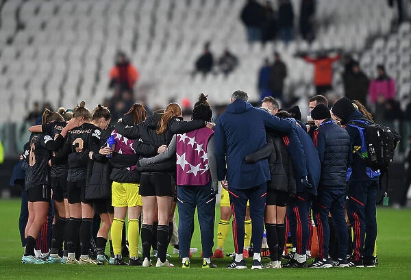Arsenal Huddle Up: Juventus Women vs. Arsenal Women, UEFA Champions League Group C, 2022-23