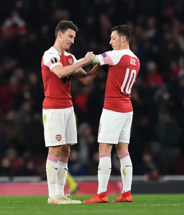 Framed Print : Arsenal: Koscielny Passes Captaincy to Ozil vs Qarabag, Europa League 2018-19 Framed Print : Arsenal: Koscielny Passes Captaincy to Ozil vs Qarabag, Europa League 2018-19