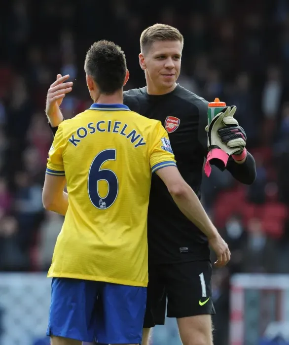 Framed Print : Arsenal: Koscielny and Szczesny Embrace Victory After Crystal Palace Clash (2013-14)