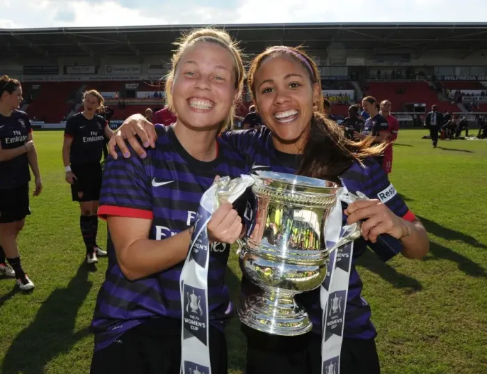 Framed Print : Arsenal Ladies Celebrate FA Cup Victory: Gilly Flaherty and Alex Scott with the Trophy