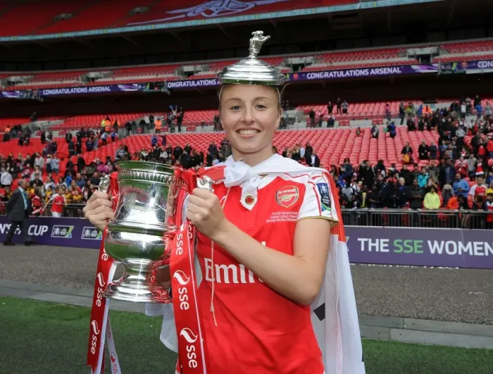 Framed Print : Arsenal Ladies Celebrate FA Cup Victory: Leah Williamson Lifts the Trophy